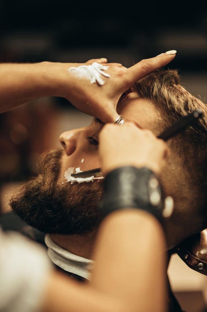 Barba sendo feita na navalha